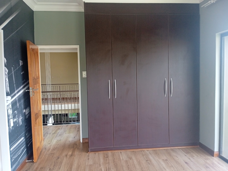 To Let 5 Bedroom Property for Rent in Xanadu North West